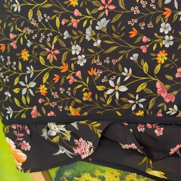 Ann Taylor LOFT Navy Floral ruffled sleeveless blouse size medium - Picture 5 of 10